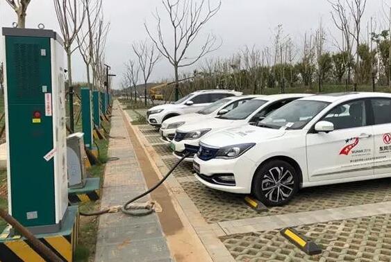 武汉首座无人驾驶电动汽车充电站投入使用